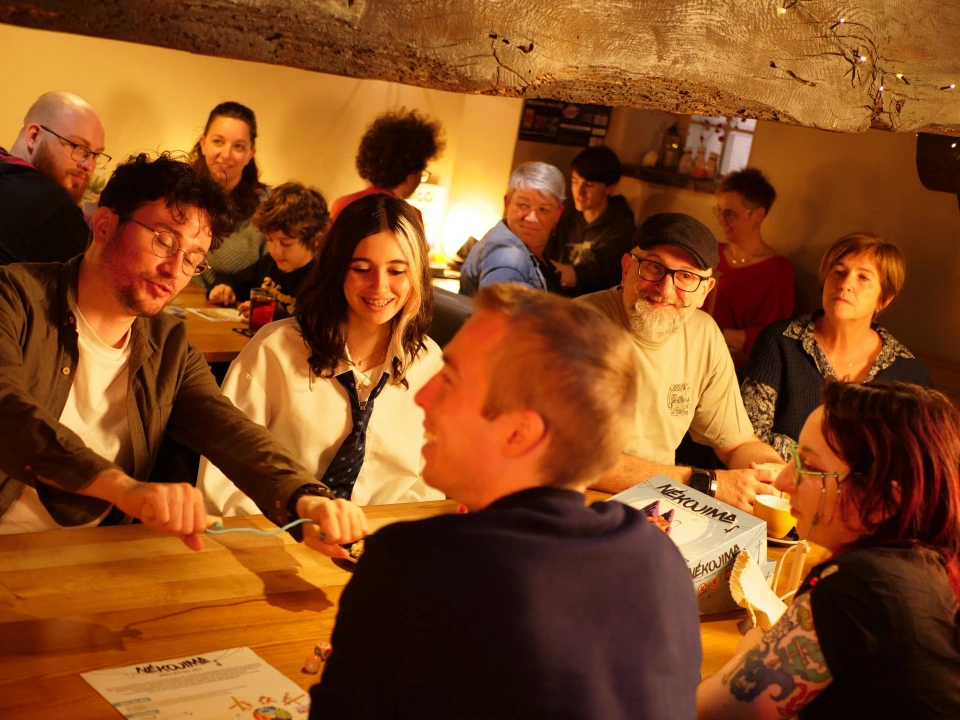 Un moment de jeu partagé entre plusieurs générations Chez Donovan à Lavaur